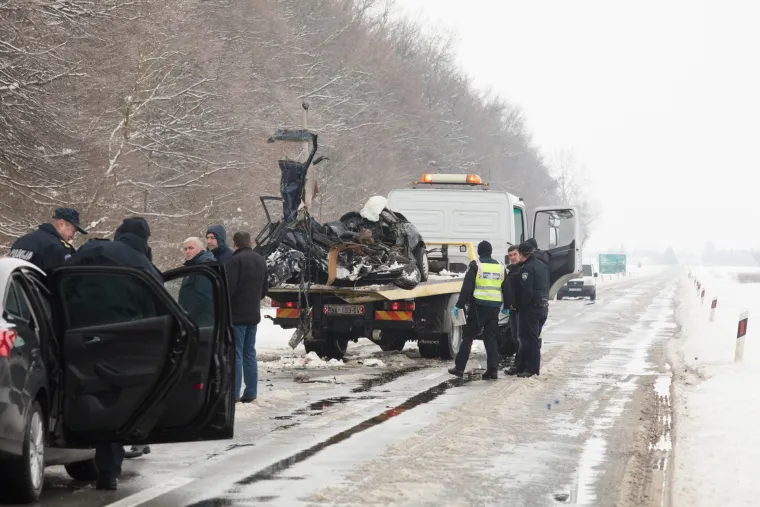 Tri osobe poginule u sudaru minibusa i automobila kod Donjeg Miholjca