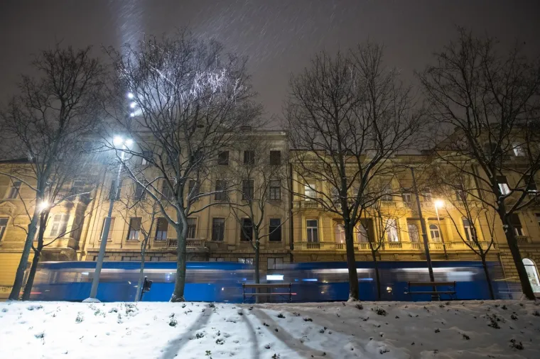 Spokojni Zagreb: sinoćnji snijeg stvorio idilični ugođaj u večernjim satima