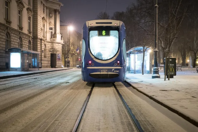 Spokojni Zagreb: sinoćnji snijeg stvorio idilični ugođaj u večernjim satima