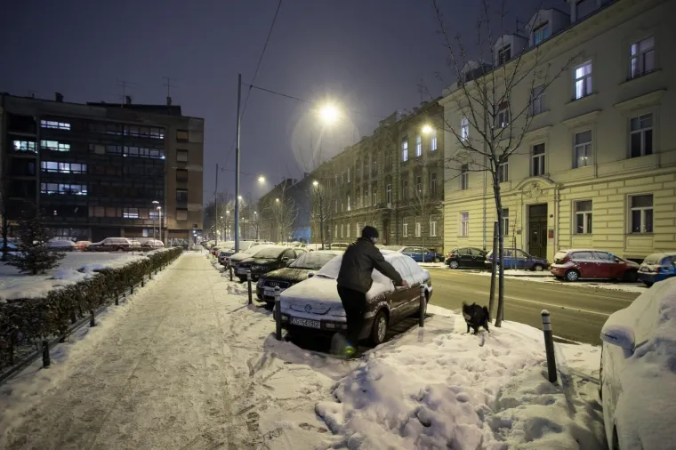 Spokojni Zagreb: sinoćnji snijeg stvorio idilični ugođaj u večernjim satima