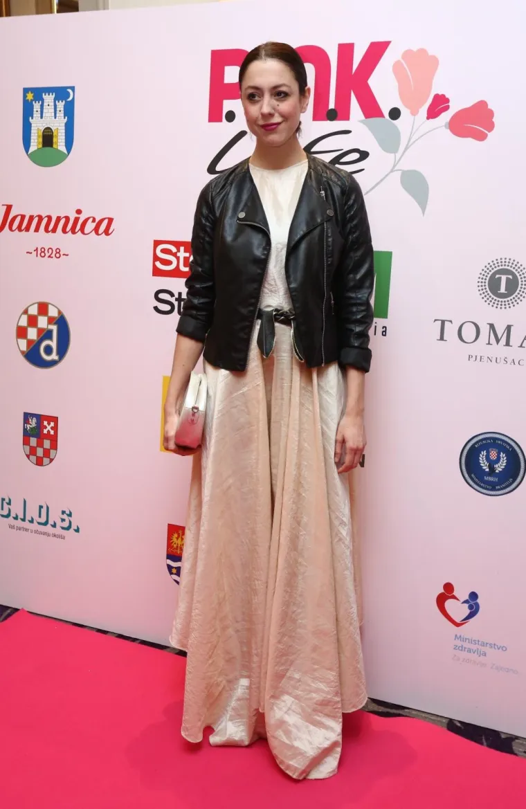 KOJOJ BOLJE STOJI CRNO? Kristina Krepela pokazala gola ramena, a Antonija Šola zavodila dubokim dekolteom