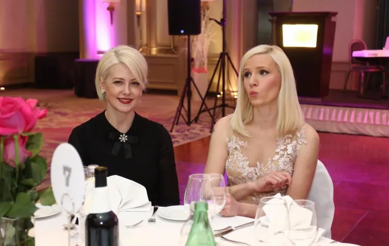 KOJOJ BOLJE STOJI CRNO? Kristina Krepela pokazala gola ramena, a Antonija Šola zavodila dubokim dekolteom