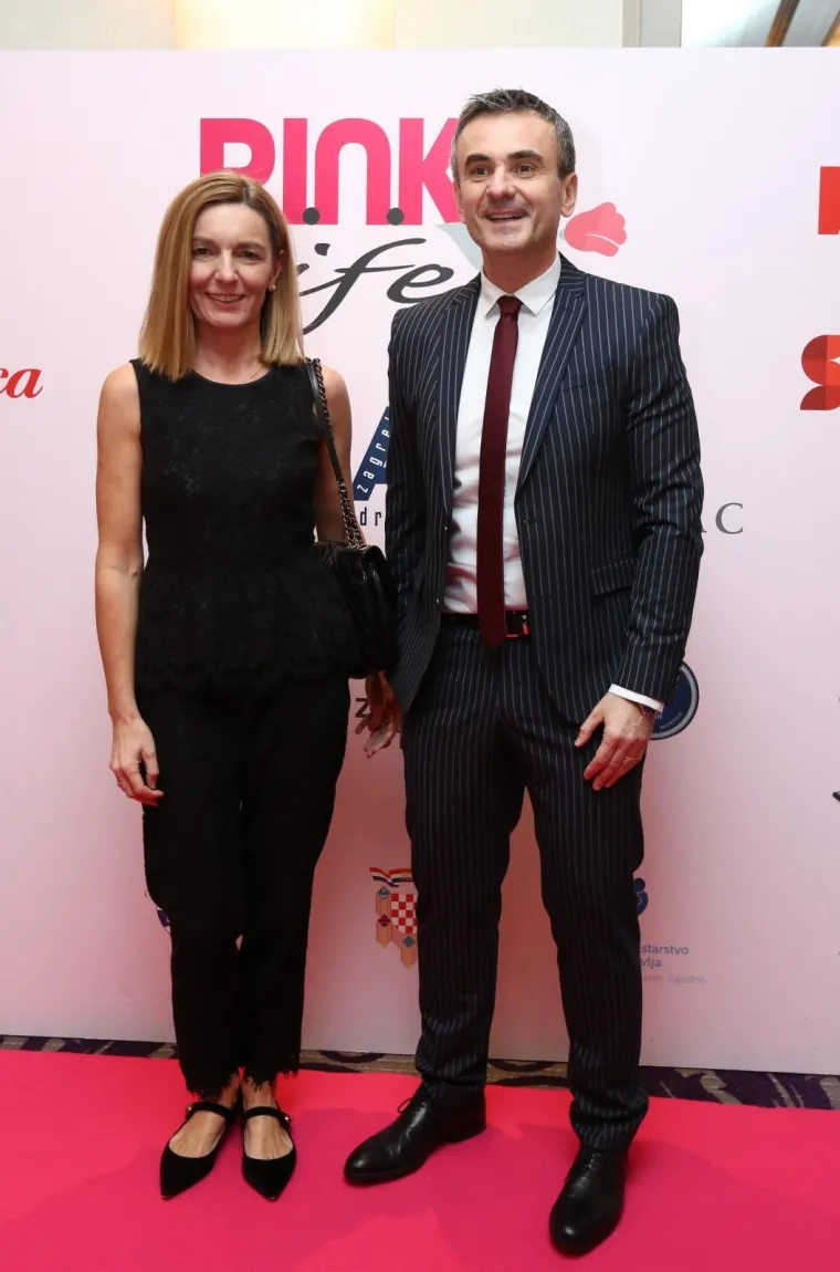 KOJOJ BOLJE STOJI CRNO? Kristina Krepela pokazala gola ramena, a Antonija Šola zavodila dubokim dekolteom
