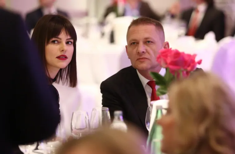 KOJOJ BOLJE STOJI CRNO? Kristina Krepela pokazala gola ramena, a Antonija &Scaron;ola zavodila dubokim dekolteom