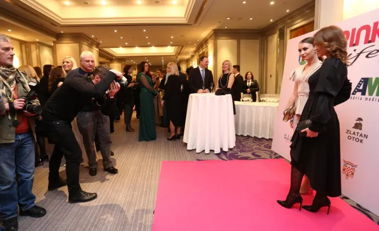 KOJOJ BOLJE STOJI CRNO? Kristina Krepela pokazala gola ramena, a Antonija &Scaron;ola zavodila dubokim dekolteom