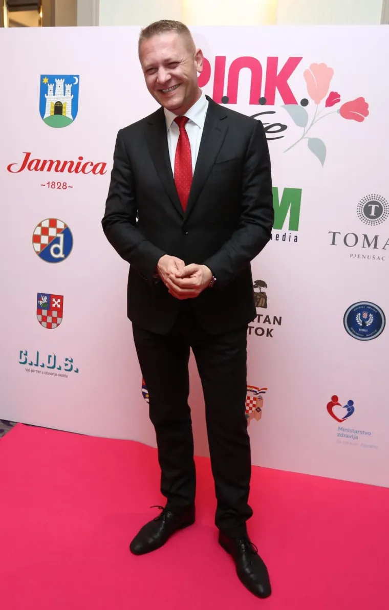 KOJOJ BOLJE STOJI CRNO? Kristina Krepela pokazala gola ramena, a Antonija &Scaron;ola zavodila dubokim dekolteom
