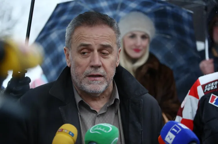 SLUŽBENO OTVORENO SANJKALIŠTE NA CMROKU: Pogledajte kako se niz brijeg na sanjkama spustio gradonačelnik Bandić