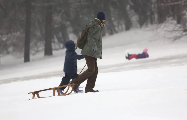 SLUŽBENO OTVORENO SANJKALI&Scaron;TE NA CMROKU: Pogledajte kako se niz brijeg na sanjkama spustio gradonačelnik Bandić
