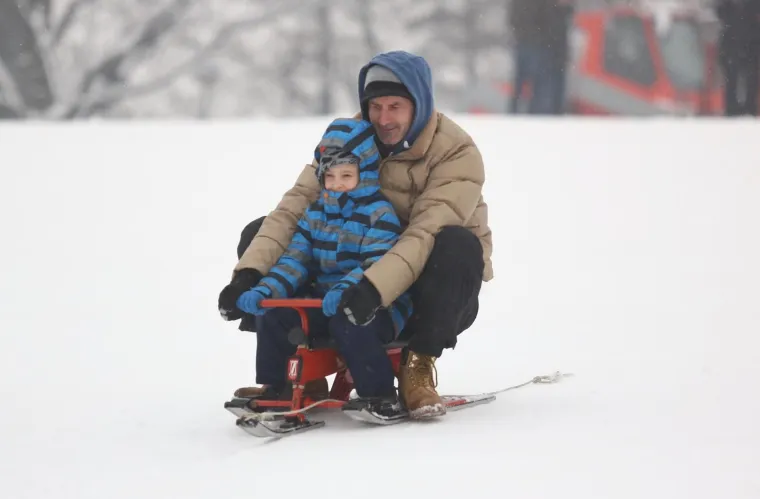 SLUŽBENO OTVORENO SANJKALI&Scaron;TE NA CMROKU: Pogledajte kako se niz brijeg na sanjkama spustio gradonačelnik Bandić