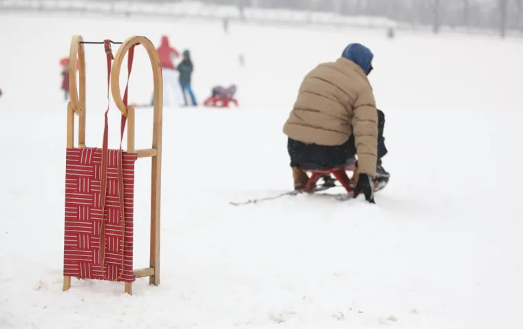 SLUŽBENO OTVORENO SANJKALI&Scaron;TE NA CMROKU: Pogledajte kako se niz brijeg na sanjkama spustio gradonačelnik Bandić