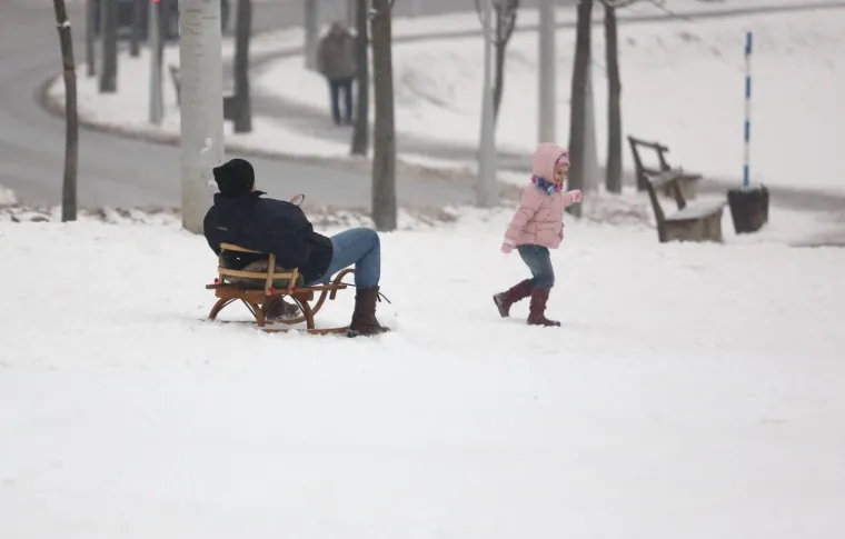 SLUŽBENO OTVORENO SANJKALI&Scaron;TE NA CMROKU: Pogledajte kako se niz brijeg na sanjkama spustio gradonačelnik Bandić