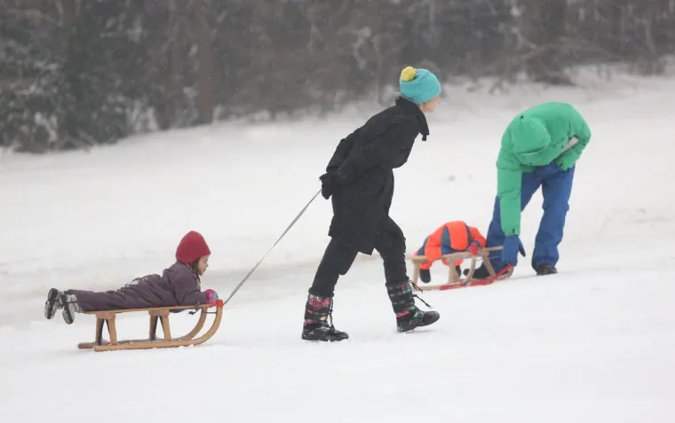 SLUŽBENO OTVORENO SANJKALI&Scaron;TE NA CMROKU: Pogledajte kako se niz brijeg na sanjkama spustio gradonačelnik Bandić