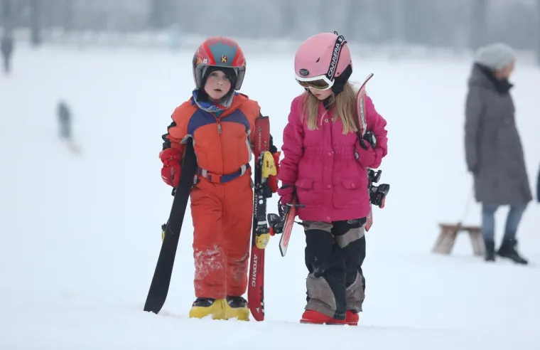 SLUŽBENO OTVORENO SANJKALI&Scaron;TE NA CMROKU: Pogledajte kako se niz brijeg na sanjkama spustio gradonačelnik Bandić