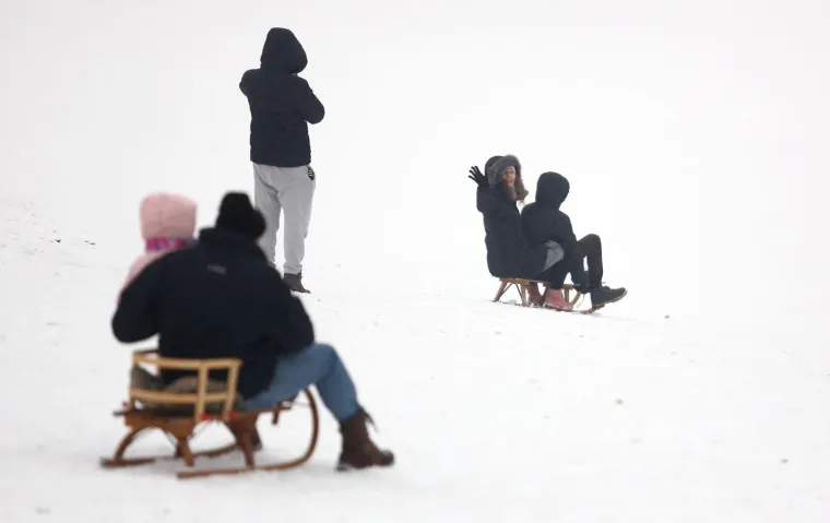 SLUŽBENO OTVORENO SANJKALI&Scaron;TE NA CMROKU: Pogledajte kako se niz brijeg na sanjkama spustio gradonačelnik Bandić