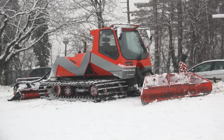 SLUŽBENO OTVORENO SANJKALI&Scaron;TE NA CMROKU: Pogledajte kako se niz brijeg na sanjkama spustio gradonačelnik Bandić