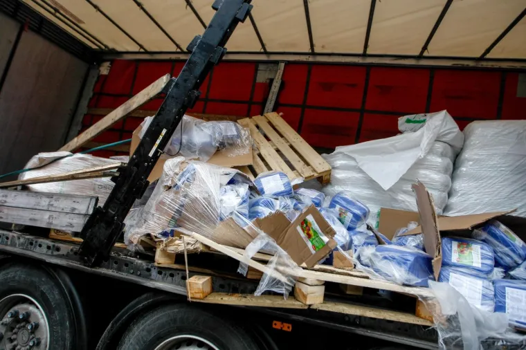 Rupa - Na državnoj cesti 8 Rupa-Pasjak jutros oko 8 sati dogodila nesreća u kojoj je sudjelovao veći broj vozila - dva &scaron;lepera, od kojih je jedan prevozio naftne derivate, autobus Autotransa, ralica i nekoliko osobnih automobila. Na sreću nema teže ozljedenih.