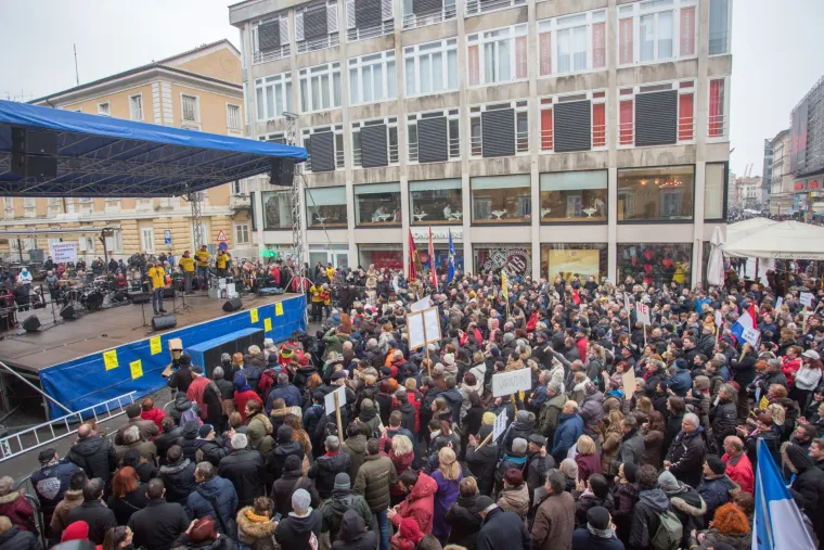 Riječko 'ne': nekoliko tisuća građana u Rijeci na prosvjedu protiv plutajućeg terminala