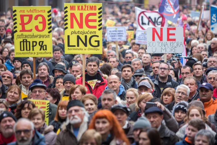 Riječko 'ne': nekoliko tisuća građana u Rijeci na prosvjedu protiv plutajućeg terminala