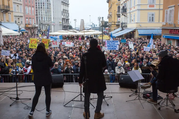 Riječko 'ne': nekoliko tisuća građana u Rijeci na prosvjedu protiv plutajućeg terminala