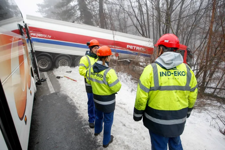 Kaos na cesti kod Rijeke: sudarila se dva &scaron;lepera, autobus, ralica i nekoliko automobila
