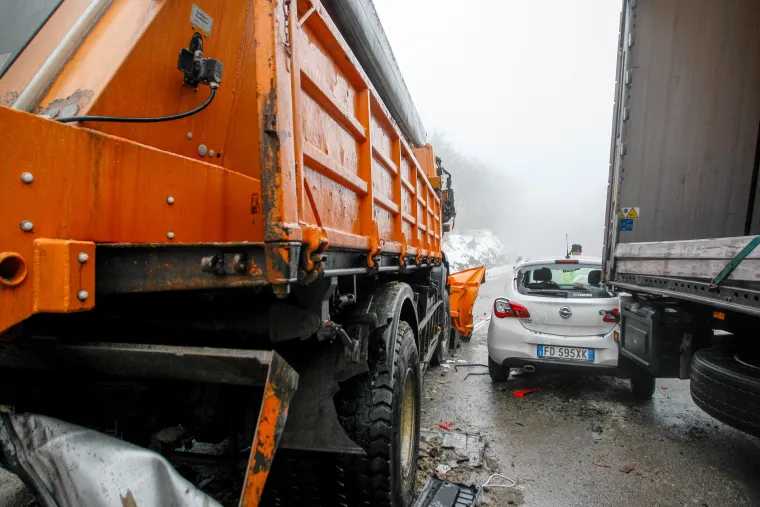 Kaos na cesti kod Rijeke: sudarila se dva &scaron;lepera, autobus, ralica i nekoliko automobila