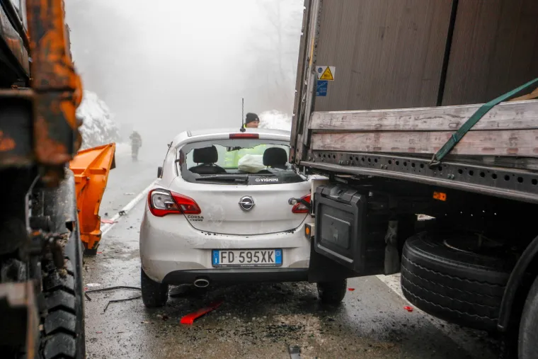 Kaos na cesti kod Rijeke: sudarila se dva &scaron;lepera, autobus, ralica i nekoliko automobila