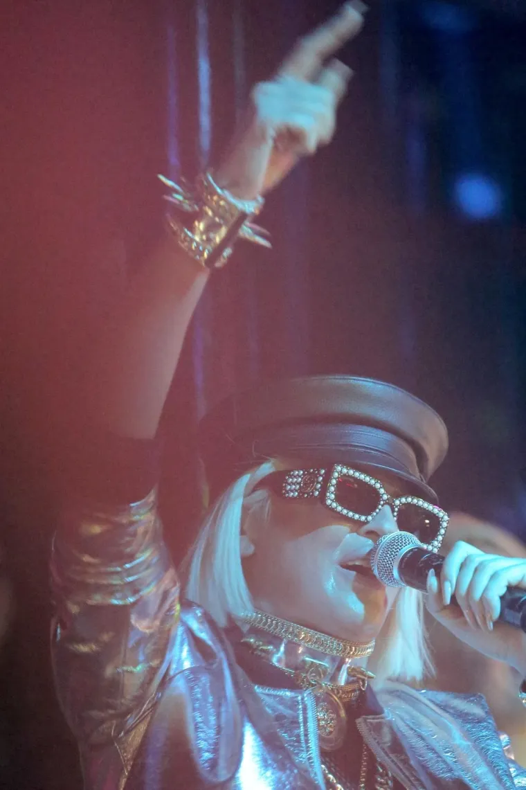 JELENA KARLEUŠA NAPUNILA POZNATI ZAGREBAČKI KLUB: Balkanska 'diva' pokazala obline u seksi kostimu