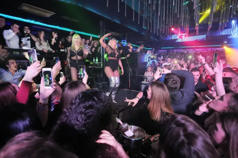 JELENA KARLEUŠA NAPUNILA POZNATI ZAGREBAČKI KLUB: Balkanska 'diva' pokazala obline u seksi kostimu