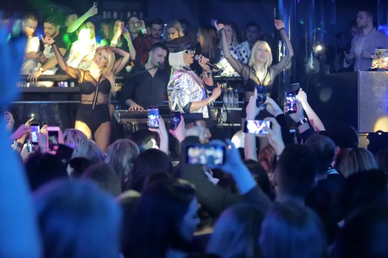 JELENA KARLEUŠA NAPUNILA POZNATI ZAGREBAČKI KLUB: Balkanska 'diva' pokazala obline u seksi kostimu