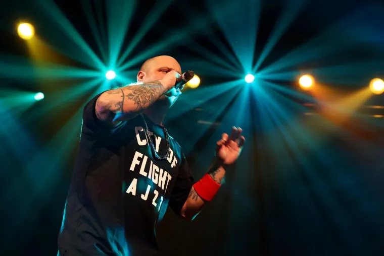 STOKU NA POZORNICU DONIJELI U LIJESU: Reper punom Tvornicom proslavio 20 godina karijere