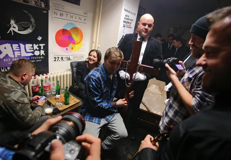 STOKU NA POZORNICU DONIJELI U LIJESU: Reper punom Tvornicom proslavio 20 godina karijere