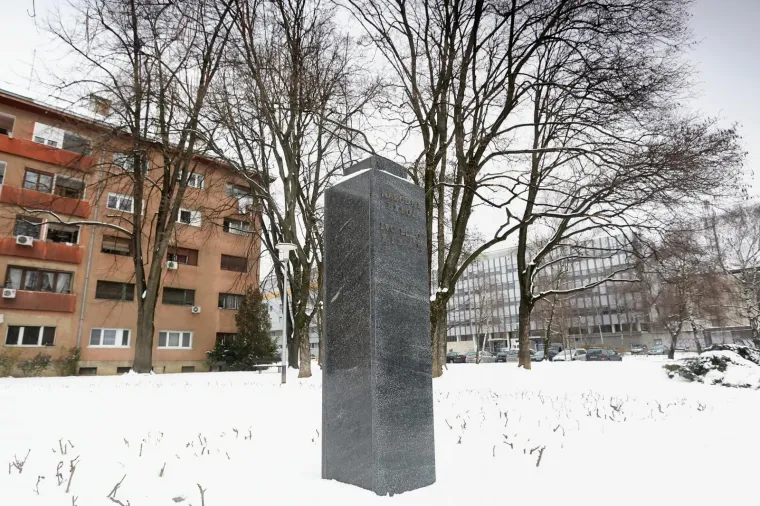 Nestala bista Ive Lole Ribara sa spomenika