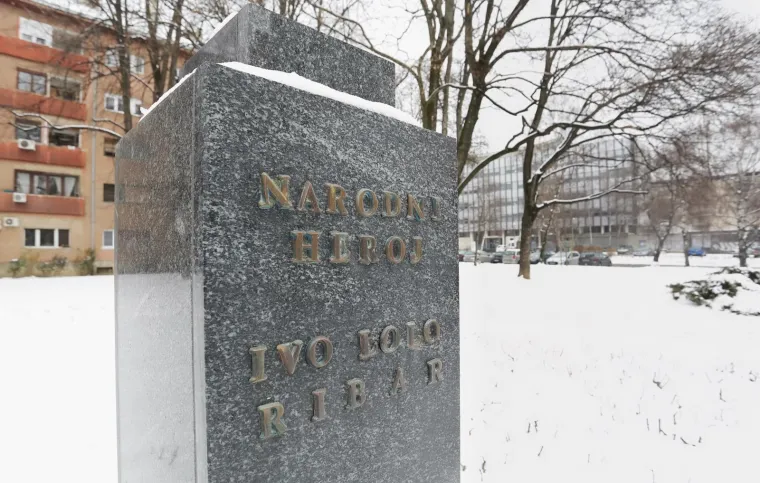 Nestala bista Ive Lole Ribara sa spomenika