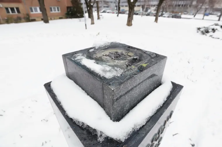 Nestala bista Ive Lole Ribara sa spomenika