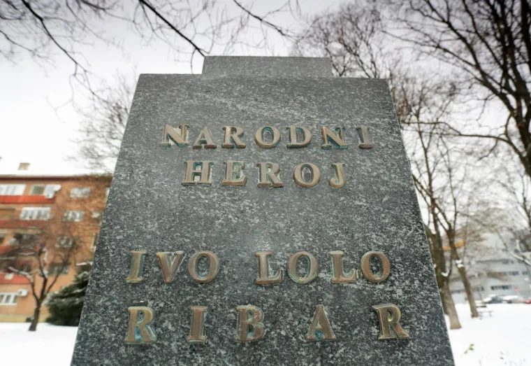 Nestala bista Ive Lole Ribara sa spomenika