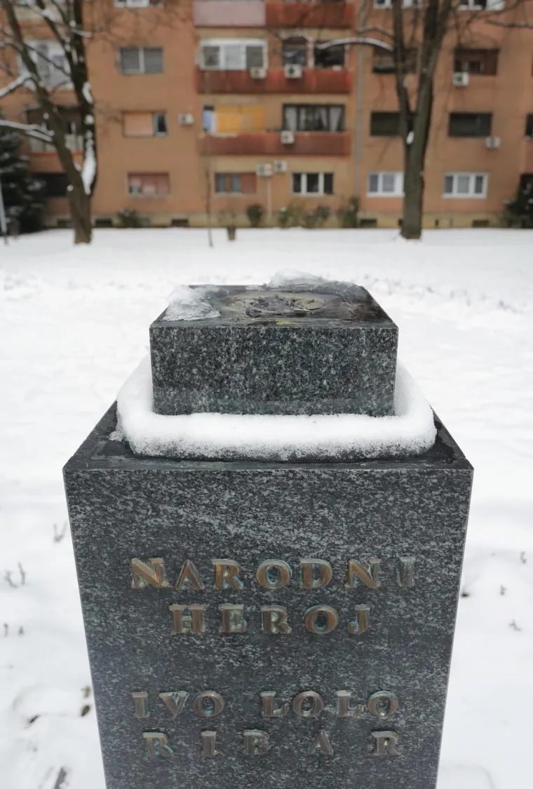 Nestala bista Ive Lole Ribara sa spomenika