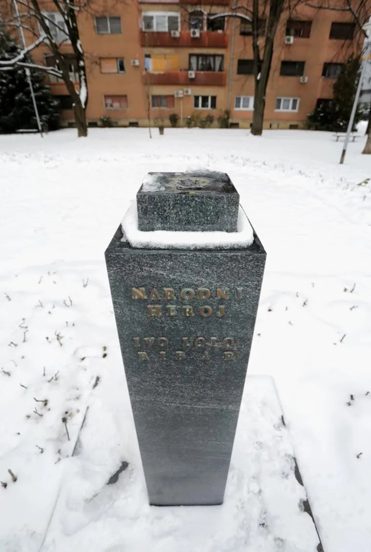 Nestala bista Ive Lole Ribara sa spomenika