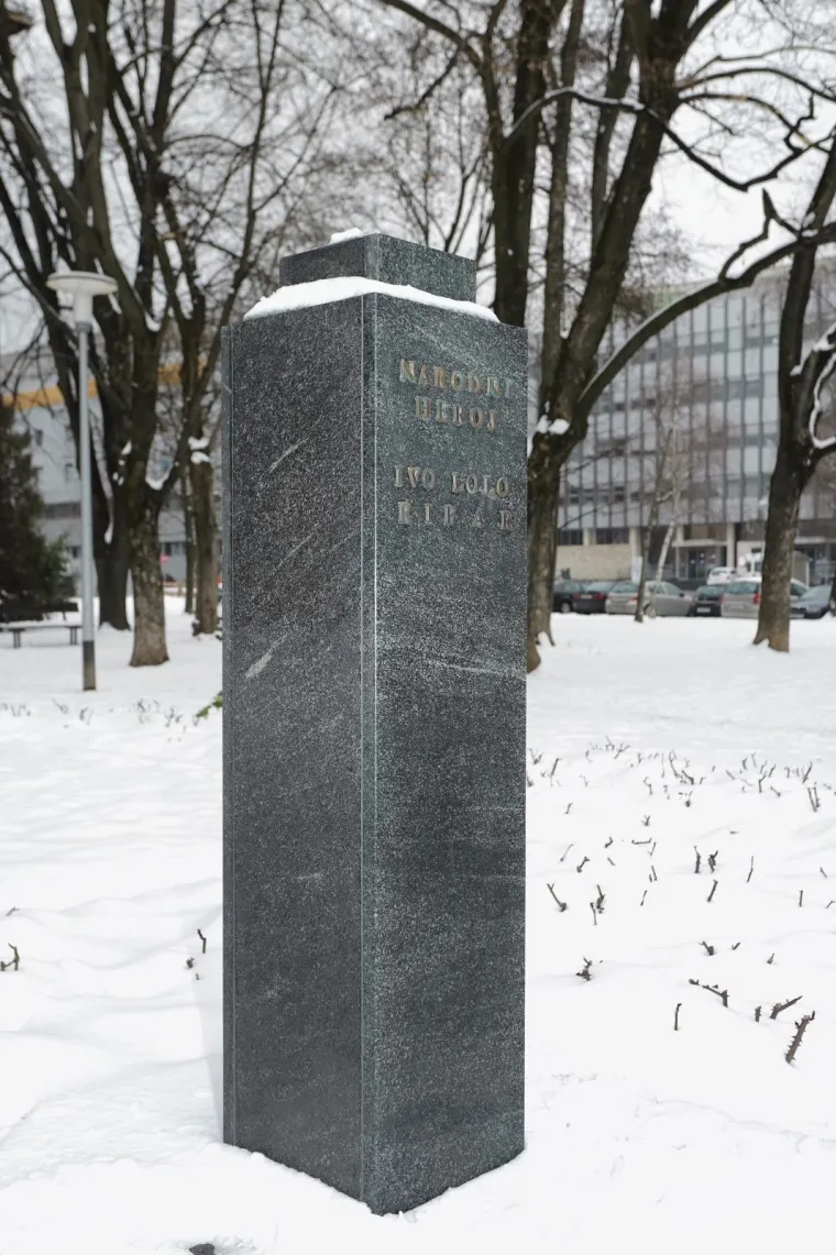 Nestala bista Ive Lole Ribara sa spomenika