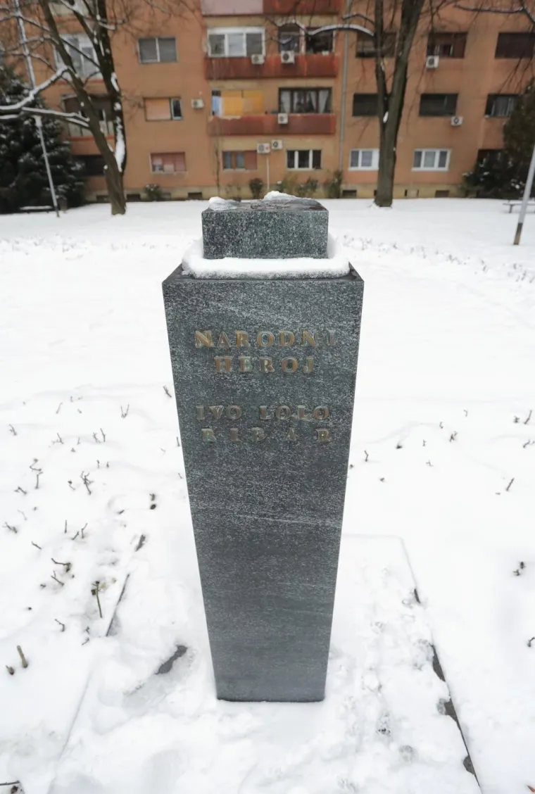 Nestala bista Ive Lole Ribara sa spomenika