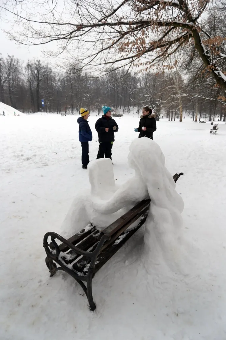 U parku Maksimir od snijega napravljena skulptura žene koja sjedi i čita knjigu