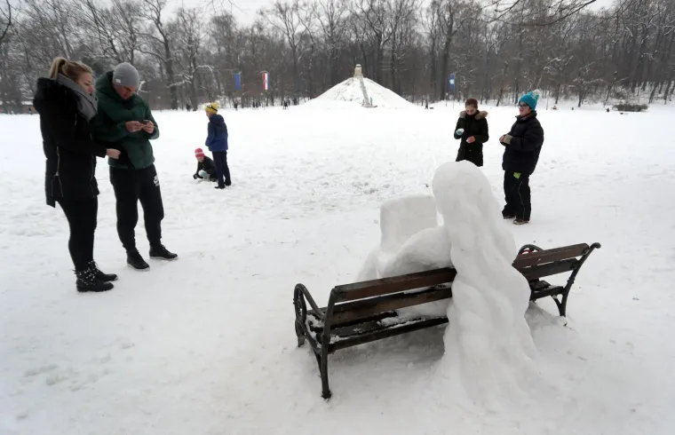 U parku Maksimir od snijega napravljena skulptura žene koja sjedi i čita knjigu