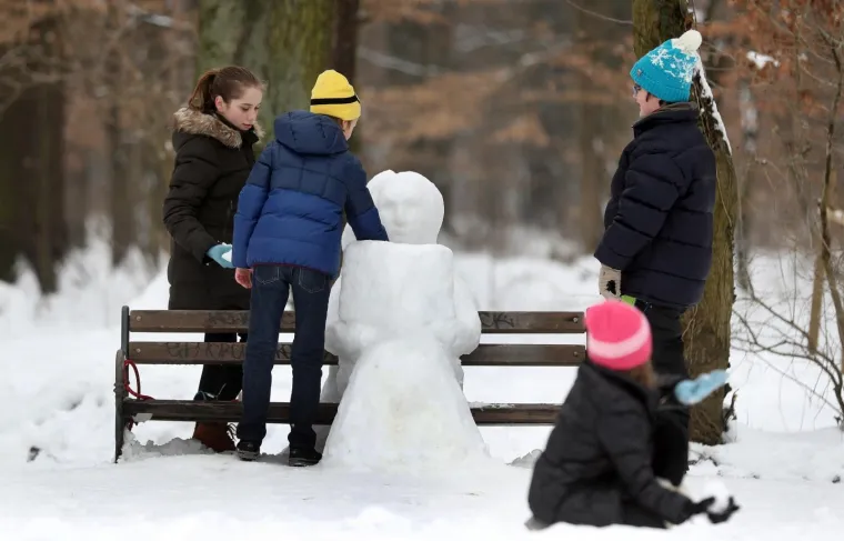 U parku Maksimir od snijega napravljena skulptura žene koja sjedi i čita knjigu