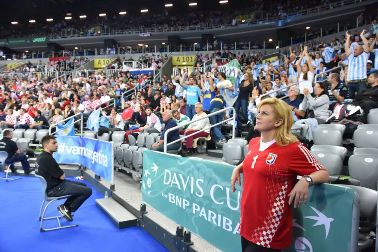 Od Vile Velebita do žestokih optužbi: predsjednica objavila 229 fotografija pa si sama i lajkala