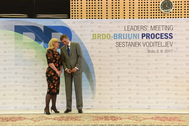 Od Vile Velebita do žestokih optužbi: predsjednica objavila 229 fotografija pa si sama i lajkala