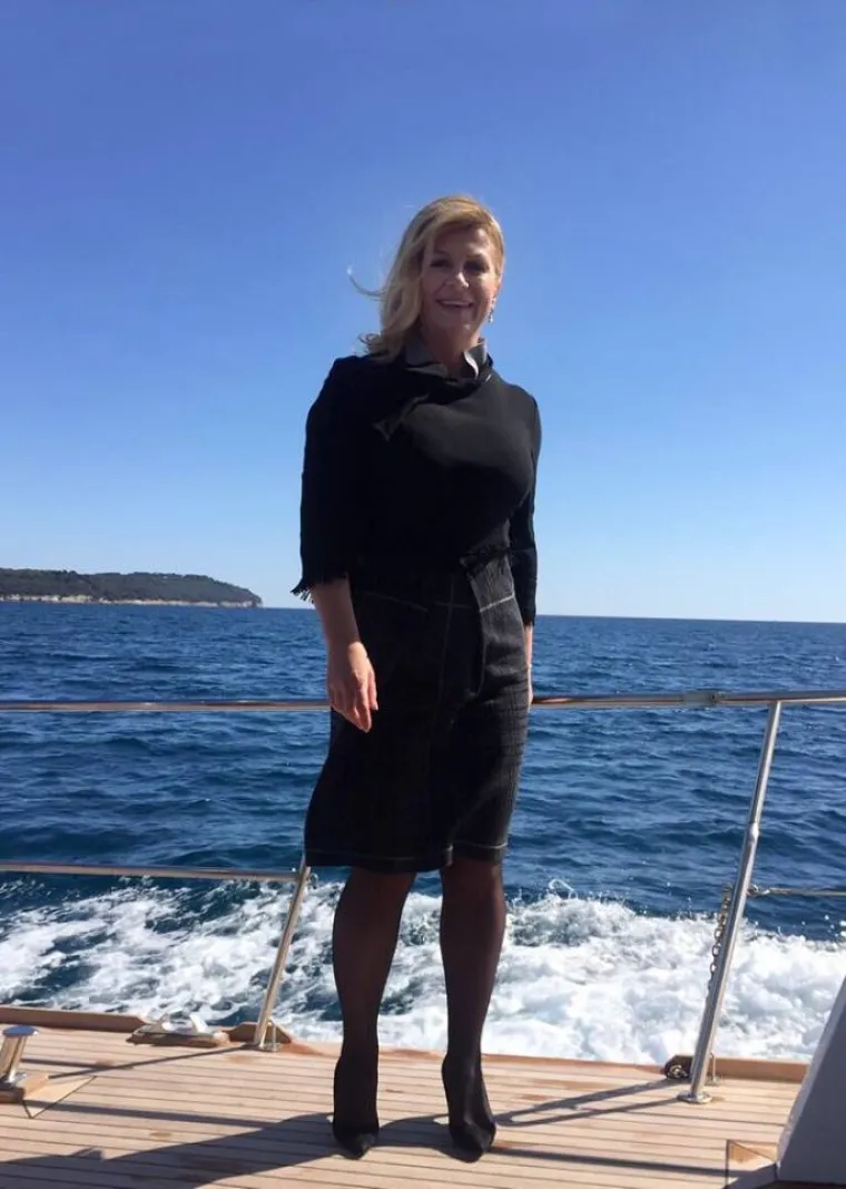 Od Vile Velebita do žestokih optužbi: predsjednica objavila 229 fotografija pa si sama i lajkala