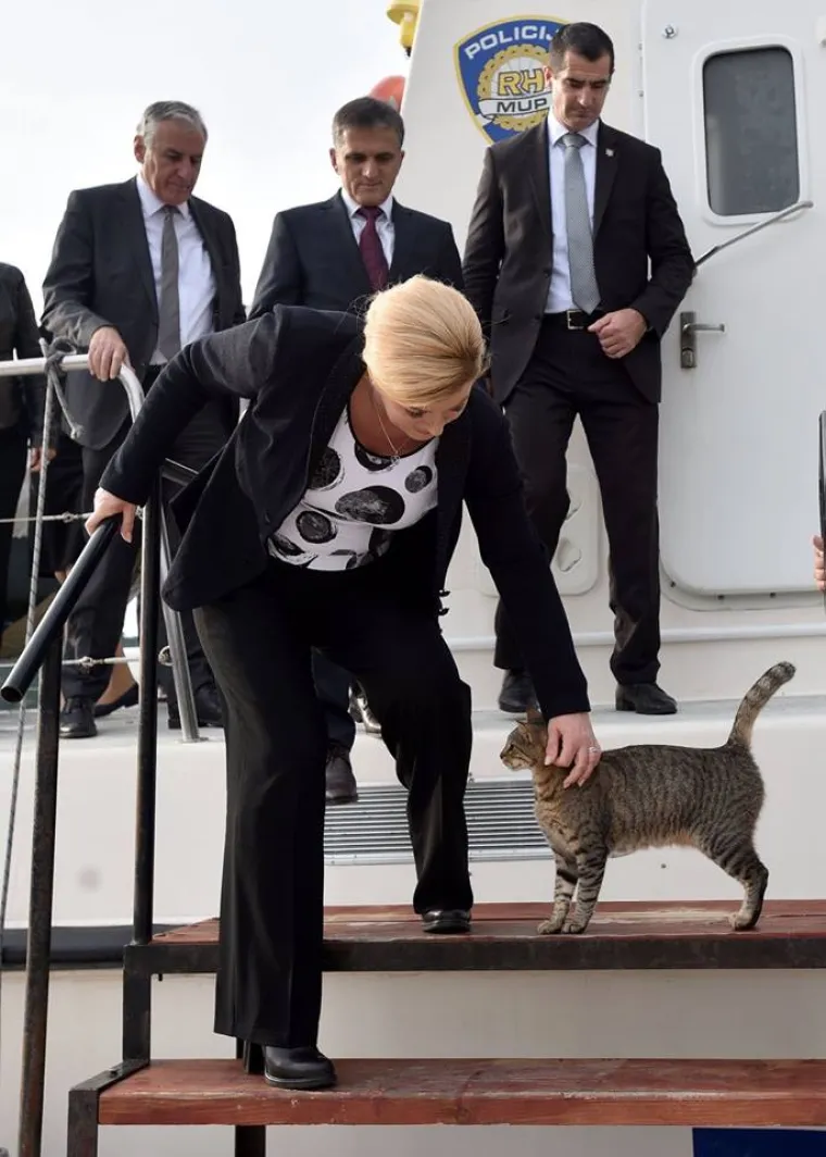 Od Vile Velebita do žestokih optužbi: predsjednica objavila 229 fotografija pa si sama i lajkala