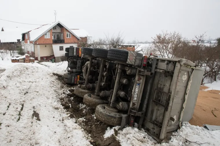 Teretni kamion s prikolicom sletio s ceste u dvori&scaron;te obiteljske kuće nedaleko Ivanić-Grada