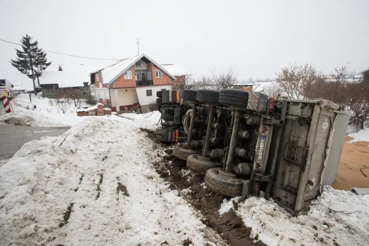 Teretni kamion s prikolicom sletio s ceste u dvori&scaron;te obiteljske kuće nedaleko Ivanić-Grada