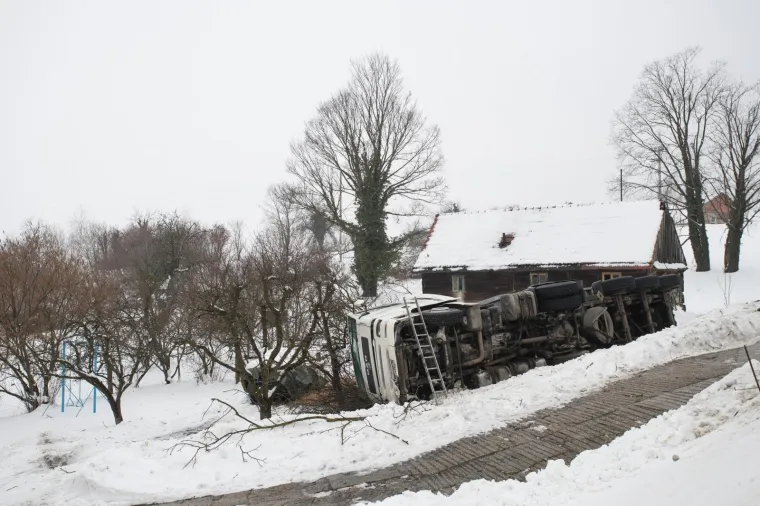 Teretni kamion s prikolicom sletio s ceste u dvori&scaron;te obiteljske kuće nedaleko Ivanić-Grada
