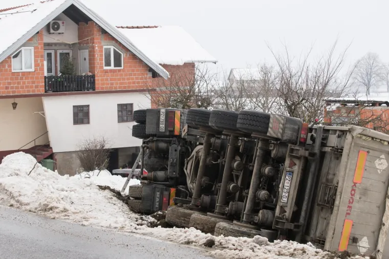 Teretni kamion s prikolicom sletio s ceste u dvori&scaron;te obiteljske kuće nedaleko Ivanić-Grada
